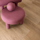 Raumansicht des Loose Lay Vinylbodens namens Natural Giant Oak beispielhaft mit einem Designer Sessel